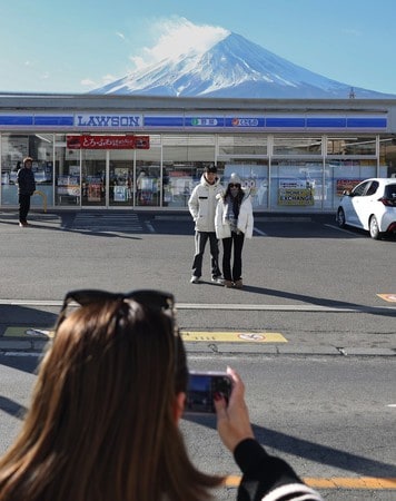 地方、訪日客対応追い付かず　SNS拡散で予想外の殺到　「映える」コンビニ、秘湯も混乱